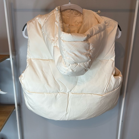 NWT Fabletics Essential Cropped Hooded Puffer Vest (Bone) - Picture 2 of 4
